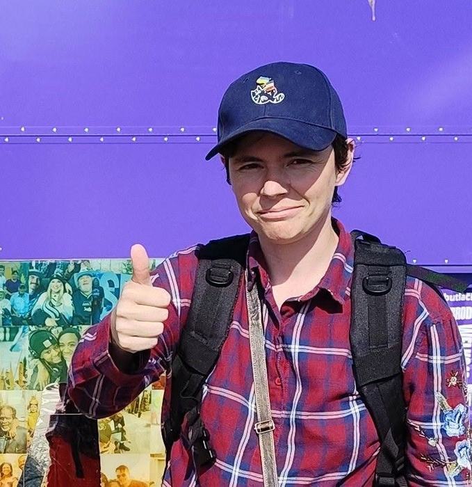 Laura, créatrice d’Ours Agile, souriante et le pouce levé